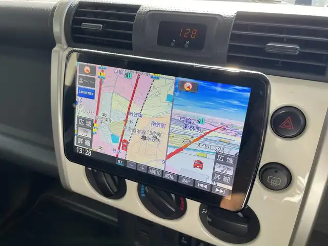 トヨタ ＦＪクルーザー 滋賀県 2011(平23)年 14.4万km ホワイト 社外9インチナビ/【Bluetooth/CD/DVD/フルセグTV/USB】/バックカメラ/リアソナー/リアデフロック/社外LEDヘッドライト/トランスファー【L4/H2/H4】/ETC/電動格納ミラー