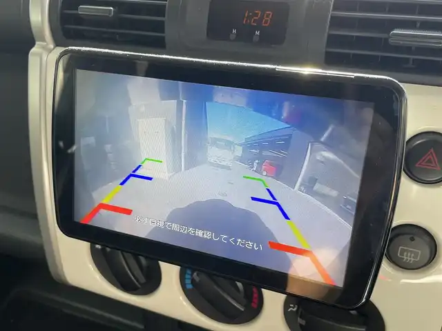 トヨタ ＦＪクルーザー 滋賀県 2011(平23)年 14.4万km ホワイト 社外9インチナビ/【Bluetooth/CD/DVD/フルセグTV/USB】/バックカメラ/リアソナー/リアデフロック/社外LEDヘッドライト/トランスファー【L4/H2/H4】/ETC/電動格納ミラー