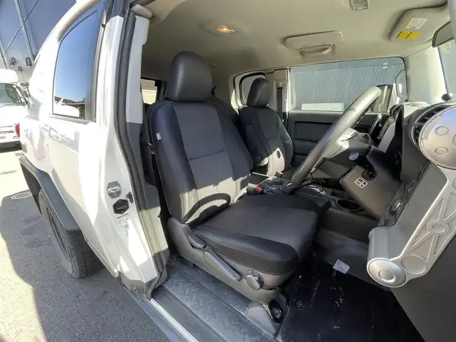 トヨタ ＦＪクルーザー 滋賀県 2011(平23)年 14.4万km ホワイト 社外9インチナビ/【Bluetooth/CD/DVD/フルセグTV/USB】/バックカメラ/リアソナー/リアデフロック/社外LEDヘッドライト/トランスファー【L4/H2/H4】/ETC/電動格納ミラー