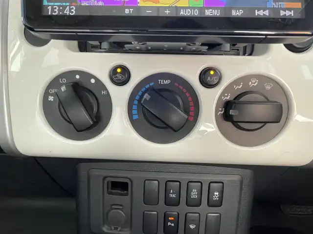 トヨタ ＦＪクルーザー 滋賀県 2011(平23)年 14.4万km ホワイト 社外9インチナビ/【Bluetooth/CD/DVD/フルセグTV/USB】/バックカメラ/リアソナー/リアデフロック/社外LEDヘッドライト/トランスファー【L4/H2/H4】/ETC/電動格納ミラー