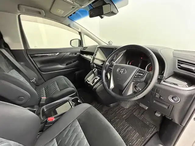 トヨタ アルファード S Aパッケージ 道央・札幌 2019(令1)年 5.3万km ホワイトパールクリスタルシャイン ・４WD/・トヨタセーフティセンス/・プリクラッシュセーフティ/・レーンキープアシスト/・レーダークルーズコントロール/・オートハイビーム/・先行車発信告知/・標識認識システム/・純正メモリナビ/・フルセグ/BT/CD/DVD/・バックカメラ/・フリップダウンモニター/・両側パワースライドドア/・ドアロック連動ミラー/・LEDヘッドライト/・LEDフォグランプ/・オートブレーキホールド/・コーナーセンサー/・プッシュスタート/・スマートキー