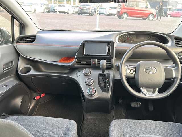 トヨタ シエンタ X 千葉県 2017(平29)年 7.1万km ブラックマイカ ワンオーナー/社外SDナビ/Bluetooth接続/CD/DVD再生/フルセグTV/ビルトインETC/片側パワースライドドア/横滑り防止装置/盗難防止装置/プッシュスタート/スマートキー/スペアキー×１本/ステアリングスイッチ/社外アルミホイール/取扱説明書