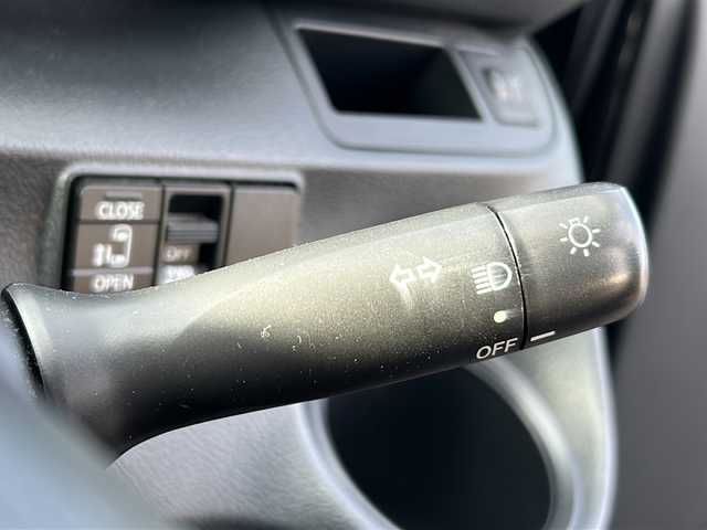 トヨタ シエンタ X 千葉県 2017(平29)年 7.1万km ブラックマイカ ワンオーナー/社外SDナビ/Bluetooth接続/CD/DVD再生/フルセグTV/ビルトインETC/片側パワースライドドア/横滑り防止装置/盗難防止装置/プッシュスタート/スマートキー/スペアキー×１本/ステアリングスイッチ/社外アルミホイール/取扱説明書