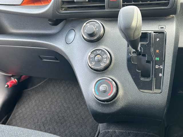 トヨタ シエンタ X 千葉県 2017(平29)年 7.1万km ブラックマイカ ワンオーナー/社外SDナビ/Bluetooth接続/CD/DVD再生/フルセグTV/ビルトインETC/片側パワースライドドア/横滑り防止装置/盗難防止装置/プッシュスタート/スマートキー/スペアキー×１本/ステアリングスイッチ/社外アルミホイール/取扱説明書