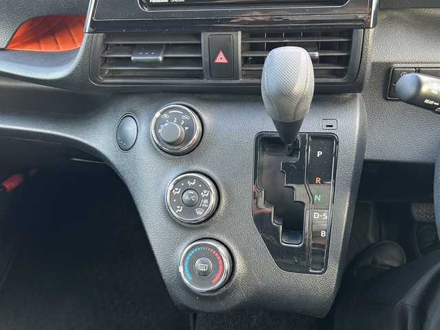 トヨタ シエンタ X 千葉県 2017(平29)年 7.1万km ブラックマイカ ワンオーナー/社外SDナビ/Bluetooth接続/CD/DVD再生/フルセグTV/ビルトインETC/片側パワースライドドア/横滑り防止装置/盗難防止装置/プッシュスタート/スマートキー/スペアキー×１本/ステアリングスイッチ/社外アルミホイール/取扱説明書