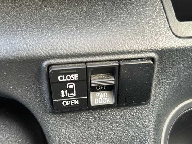 トヨタ シエンタ X 千葉県 2017(平29)年 7.1万km ブラックマイカ ワンオーナー/社外SDナビ/Bluetooth接続/CD/DVD再生/フルセグTV/ビルトインETC/片側パワースライドドア/横滑り防止装置/盗難防止装置/プッシュスタート/スマートキー/スペアキー×１本/ステアリングスイッチ/社外アルミホイール/取扱説明書