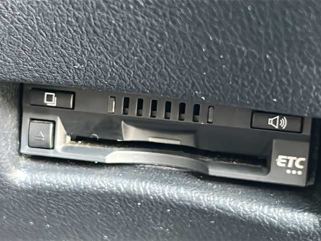 トヨタ シエンタ X 千葉県 2017(平29)年 7.1万km ブラックマイカ ワンオーナー/社外SDナビ/Bluetooth接続/CD/DVD再生/フルセグTV/ビルトインETC/片側パワースライドドア/横滑り防止装置/盗難防止装置/プッシュスタート/スマートキー/スペアキー×１本/ステアリングスイッチ/社外アルミホイール/取扱説明書