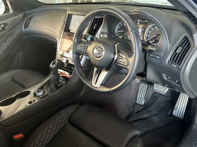 日産 スカイライン 400R 静岡県 2020(令2)年 5.5万km メテオフレークブラックパール 純正ナビ/AM・FM/フルセグTV/CD/DVD/USB/Bluetooth/Apple Carplay/主要装備/・純正ナビ　/・レーダークルーズコントロール　/・シートヒーター　/・テレスコ　/・全方位カメラ　　/・スマートキー　/・コーナーセンサー/・パドルシフト　/・オートライト　/・スペアキー　/・取扱説明書　/・保証書　/・ＥＴＣ　/・ＬＥＤヘッドライト　/・パワーシート/・フォグランプ/・純正アルミホイール/・ステアリングリモコン