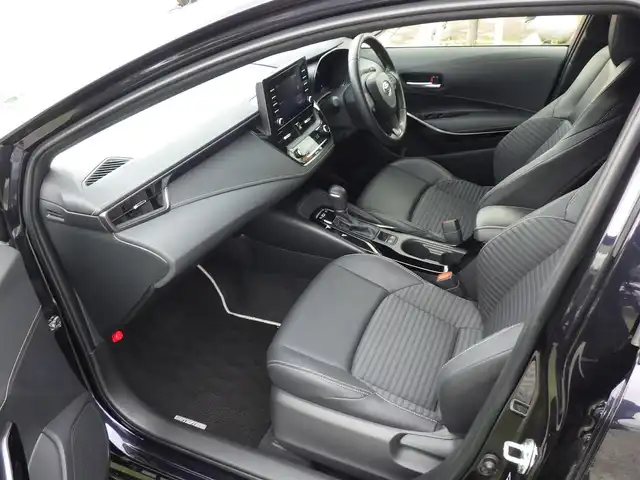 トヨタ カローラツーリング ハイブリッド ダブルバイビー 千葉県 2022(令4)年 3.1万km スパークリングブラックパールクリスタルシャイン 215/45R17/Toyota Safety Sense/・プリクラッシュセーフティ/・レーンディパーチャーアラート/・オートハイビーム/・レーダークルーズコントロール/ディスプレイオーディオ/【Bluetooth接続】/バックカメラ/ドライブレコーダー/ハーフレザーシート/革巻きステアリング/ステアリングスイッチ/ETC（2.0）/LEDヘッドライト/フォグライト/ウインカーミラー/純正17インチアルミホイル/スマートキー