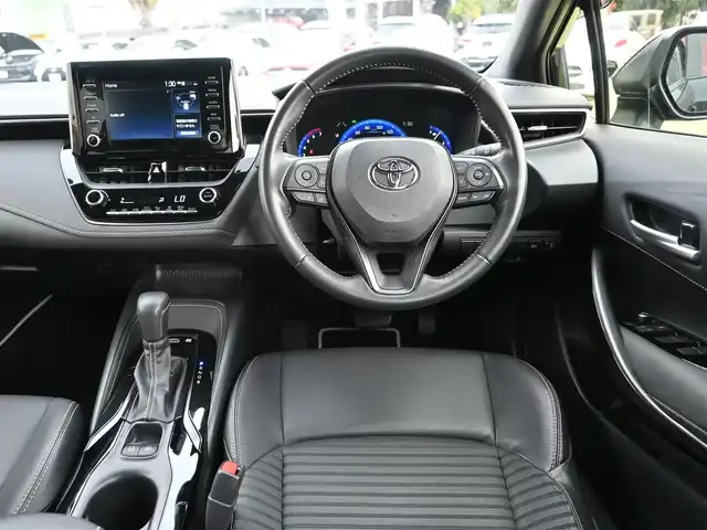 トヨタ カローラツーリング ハイブリッド ダブルバイビー 千葉県 2022(令4)年 3.1万km スパークリングブラックパールクリスタルシャイン 215/45R17/Toyota Safety Sense/・プリクラッシュセーフティ/・レーンディパーチャーアラート/・オートハイビーム/・レーダークルーズコントロール/ディスプレイオーディオ/【Bluetooth接続】/バックカメラ/ドライブレコーダー/ハーフレザーシート/革巻きステアリング/ステアリングスイッチ/ETC（2.0）/LEDヘッドライト/フォグライト/ウインカーミラー/純正17インチアルミホイル/スマートキー