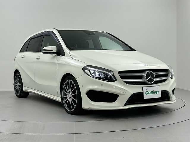 メルセデス・ベンツ Ｂ１８０ スポーツ 奈良県 2017(平29)年 3万km カルサイトホワイト 純正HDDナビ/BT/CD/DVD/SD/フルセグTV/AppleCarPlay/AndroidAuto/バックカメラ/レーダーセーフティパッケージ/　-ブラインドスポットアシスト/　-レーンキーピングアシスト/　-アダクティブクルーズコントロール/　-アクティブブレーキアシスト/前後コーナーセンサー/ハーフレザーシート/D席メモリー機能付パワーシート/D/N席シートヒーター/パドルシフト/LEDヘッドライト/オートハイビーム/純正18インチAW/純正フロアマット/ドアバイザー/プッシュスタート/ETC