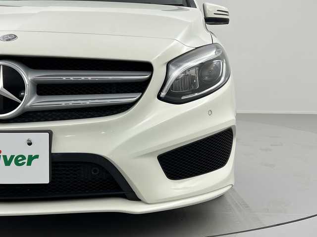 メルセデス・ベンツ Ｂ１８０ スポーツ 奈良県 2017(平29)年 3万km カルサイトホワイト 純正HDDナビ/BT/CD/DVD/SD/フルセグTV/AppleCarPlay/AndroidAuto/バックカメラ/レーダーセーフティパッケージ/　-ブラインドスポットアシスト/　-レーンキーピングアシスト/　-アダクティブクルーズコントロール/　-アクティブブレーキアシスト/前後コーナーセンサー/ハーフレザーシート/D席メモリー機能付パワーシート/D/N席シートヒーター/パドルシフト/LEDヘッドライト/オートハイビーム/純正18インチAW/純正フロアマット/ドアバイザー/プッシュスタート/ETC