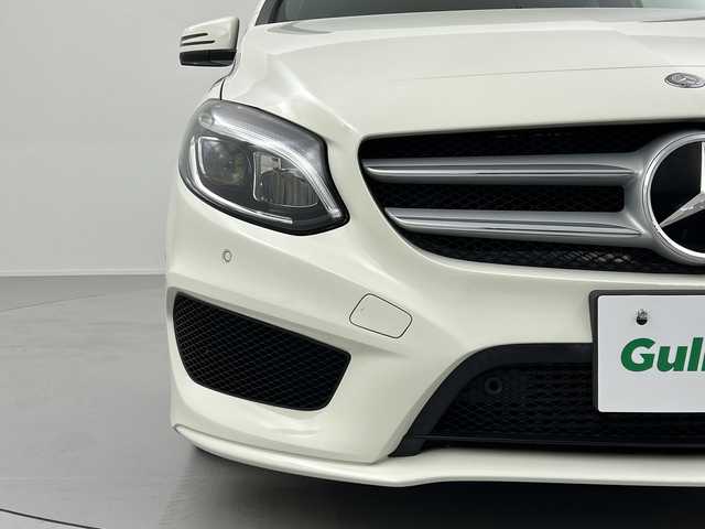 メルセデス・ベンツ Ｂ１８０ スポーツ 奈良県 2017(平29)年 3万km カルサイトホワイト 純正HDDナビ/BT/CD/DVD/SD/フルセグTV/AppleCarPlay/AndroidAuto/バックカメラ/レーダーセーフティパッケージ/　-ブラインドスポットアシスト/　-レーンキーピングアシスト/　-アダクティブクルーズコントロール/　-アクティブブレーキアシスト/前後コーナーセンサー/ハーフレザーシート/D席メモリー機能付パワーシート/D/N席シートヒーター/パドルシフト/LEDヘッドライト/オートハイビーム/純正18インチAW/純正フロアマット/ドアバイザー/プッシュスタート/ETC