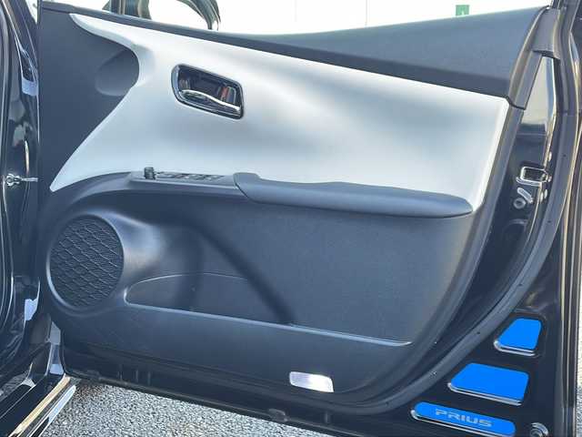 トヨタ プリウス S ツーリングセレクション 千葉県 2016(平28)年 11.1万km アティチュードブラックマイカ 社外エアロ/純正9インチナビ【DSZT-YC4T】/フルセグTV/Bluetooth/CD/DVD/FM/AM/SD/バックカメラ/ビルトインETC/レーダークルーズコントロール/プリクラッシュセーフティー/レーンキープアシスト/クリアランスソナー/シートヒーターD/N席/LEDヘッドライト/オートライト/オートハイビーム/ステアリングスイッチ/ドアバイザー/社外アルミ17インチ/純正フロアマット/スマートキー/保証書/取扱説明書