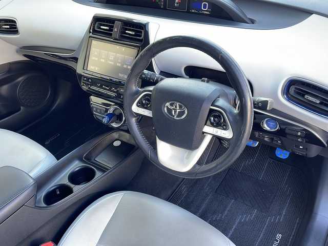 トヨタ プリウス S ツーリングセレクション 千葉県 2016(平28)年 11.1万km アティチュードブラックマイカ 社外エアロ/純正9インチナビ【DSZT-YC4T】/フルセグTV/Bluetooth/CD/DVD/FM/AM/SD/バックカメラ/ビルトインETC/レーダークルーズコントロール/プリクラッシュセーフティー/レーンキープアシスト/クリアランスソナー/シートヒーターD/N席/LEDヘッドライト/オートライト/オートハイビーム/ステアリングスイッチ/ドアバイザー/社外アルミ17インチ/純正フロアマット/スマートキー/保証書/取扱説明書