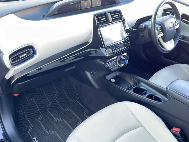 トヨタ プリウス S ツーリングセレクション 千葉県 2016(平28)年 11.1万km アティチュードブラックマイカ 社外エアロ/純正9インチナビ【DSZT-YC4T】/フルセグTV/Bluetooth/CD/DVD/FM/AM/SD/バックカメラ/ビルトインETC/レーダークルーズコントロール/プリクラッシュセーフティー/レーンキープアシスト/クリアランスソナー/シートヒーターD/N席/LEDヘッドライト/オートライト/オートハイビーム/ステアリングスイッチ/ドアバイザー/社外アルミ17インチ/純正フロアマット/スマートキー/保証書/取扱説明書