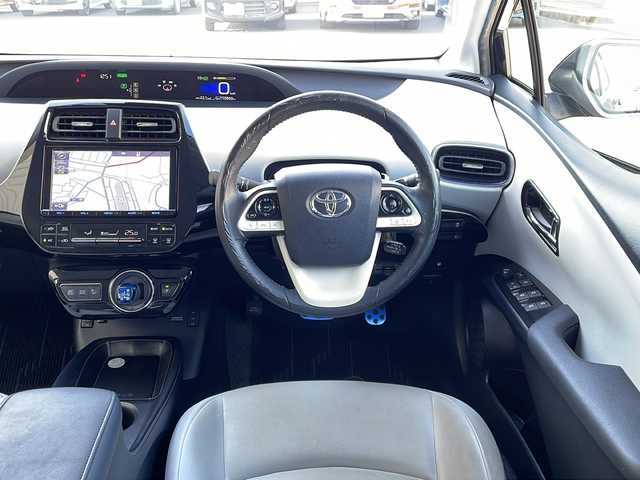 トヨタ プリウス S ツーリングセレクション 千葉県 2016(平28)年 11.1万km アティチュードブラックマイカ 社外エアロ/純正9インチナビ【DSZT-YC4T】/フルセグTV/Bluetooth/CD/DVD/FM/AM/SD/バックカメラ/ビルトインETC/レーダークルーズコントロール/プリクラッシュセーフティー/レーンキープアシスト/クリアランスソナー/シートヒーターD/N席/LEDヘッドライト/オートライト/オートハイビーム/ステアリングスイッチ/ドアバイザー/社外アルミ17インチ/純正フロアマット/スマートキー/保証書/取扱説明書