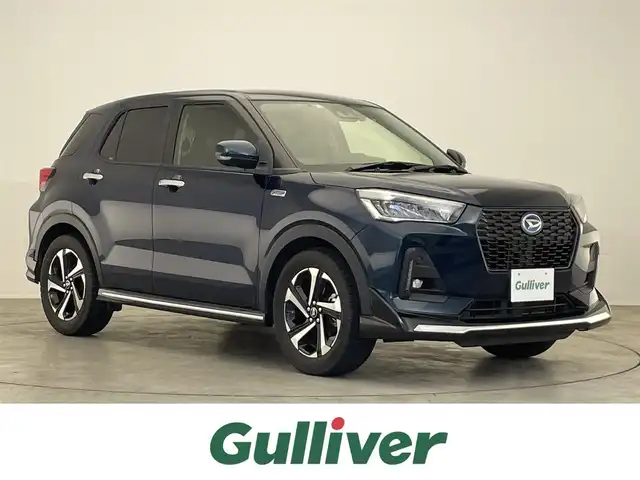 ダイハツ ロッキー プレミアム G HEV 滋賀県 2022(令4)年 3.2万km レーザーブルークリスタルシャイン 禁煙車/純正ナビ/（ＣＤ／ＤＶＤ／Ｂｌｕｅｔｏｏｔｈ／フルセグＴＶ／ＨＤＭＩ）/全方位カメラ/シートヒーター/追従機能付クルーズコントロール/ステアリングリモコン/前後コーナーセンサー/ブラインドスポットモニター/ビルトインＥＴＣ/フロントドライブレコーダー/LEDヘッドライト/LEDフォグランプ/オートライト/フロントシーケンシャルウィンカー/電動パーキングブレーキ/オートブレーキホールド