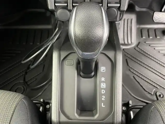スズキ ジムニー XC 富山県 2023(令5)年 2.1万km ブルーイッシュブラックパール3 社外ディスプレイオーディオ（AM/FM/BT）/バックカメラ/ETC/シートヒーター/衝突被害軽減システム/クルーズコントロール/レーンキープアシスト/横滑り防止装置/アイドリングストップ/純正アルミホイール/社外フロアマット/オートLEDライト/フォグライト/革巻きステアリング/ステアリングスイッチ/スマートキー/スペアキー