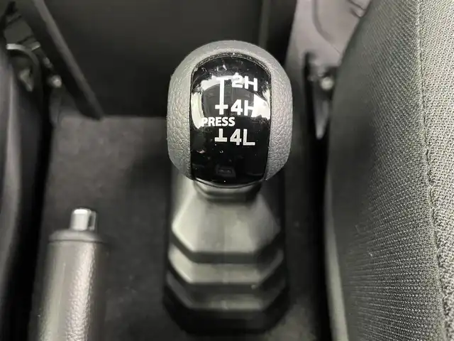 スズキ ジムニー XC 富山県 2023(令5)年 2.1万km ブルーイッシュブラックパール3 社外ディスプレイオーディオ（AM/FM/BT）/バックカメラ/ETC/シートヒーター/衝突被害軽減システム/クルーズコントロール/レーンキープアシスト/横滑り防止装置/アイドリングストップ/純正アルミホイール/社外フロアマット/オートLEDライト/フォグライト/革巻きステアリング/ステアリングスイッチ/スマートキー/スペアキー
