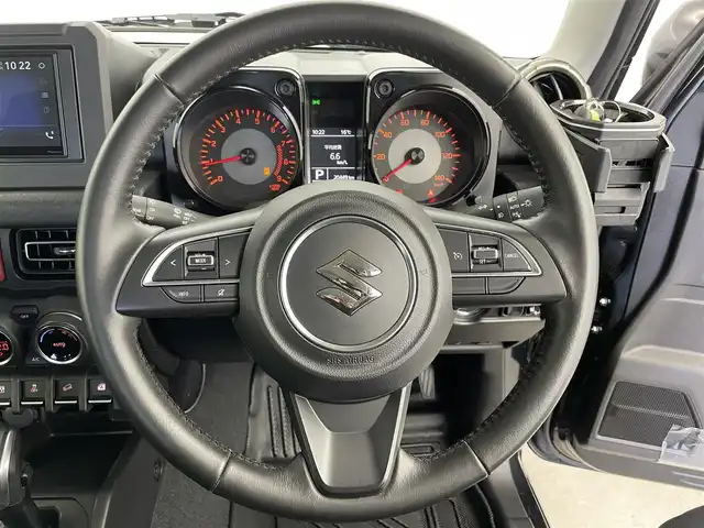 スズキ ジムニー XC 富山県 2023(令5)年 2.1万km ブルーイッシュブラックパール3 社外ディスプレイオーディオ（AM/FM/BT）/バックカメラ/ETC/シートヒーター/衝突被害軽減システム/クルーズコントロール/レーンキープアシスト/横滑り防止装置/アイドリングストップ/純正アルミホイール/社外フロアマット/オートLEDライト/フォグライト/革巻きステアリング/ステアリングスイッチ/スマートキー/スペアキー
