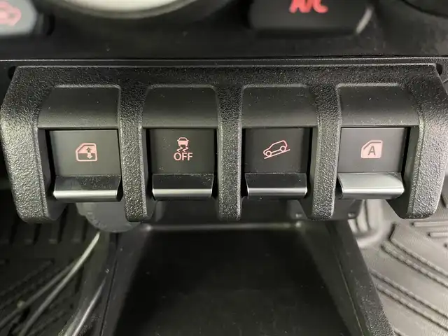 スズキ ジムニー XC 富山県 2023(令5)年 2.1万km ブルーイッシュブラックパール3 社外ディスプレイオーディオ（AM/FM/BT）/バックカメラ/ETC/シートヒーター/衝突被害軽減システム/クルーズコントロール/レーンキープアシスト/横滑り防止装置/アイドリングストップ/純正アルミホイール/社外フロアマット/オートLEDライト/フォグライト/革巻きステアリング/ステアリングスイッチ/スマートキー/スペアキー