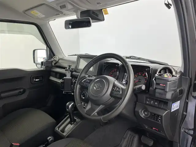 スズキ ジムニー XC 富山県 2023(令5)年 2.1万km ブルーイッシュブラックパール3 社外ディスプレイオーディオ（AM/FM/BT）/バックカメラ/ETC/シートヒーター/衝突被害軽減システム/クルーズコントロール/レーンキープアシスト/横滑り防止装置/アイドリングストップ/純正アルミホイール/社外フロアマット/オートLEDライト/フォグライト/革巻きステアリング/ステアリングスイッチ/スマートキー/スペアキー