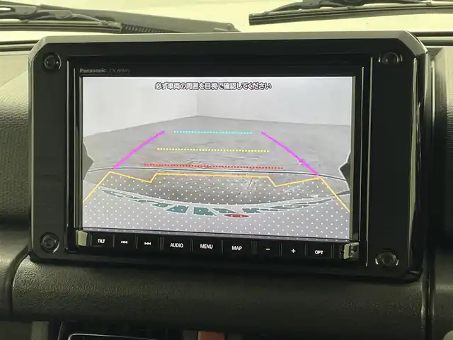 スズキ ジムニー ノマド FC 福島県 2025(令7)年 0.1万km未満 アークティックホワイトパール デュアルカメラブレーキサポート/・衝突軽減ブレーキ/・レーンアシスト/・標識認識機能/・クリアランスソナー/純正8インチ大画面ナビ/・型番：CN-HZ8A5/・バックカメラ/・ETC/・前後ドライブレコーダー/レーダークルーズコントロール/アイドリングストップ/4WD/・ダウンヒルアシストコントロール/革巻きステアリング/・ステアリングリモコン/シートヒーター(運転席/助手席)/プッシュスタート/・スマートキー/・スペアキー/LEDヘッドライト/・オートライト/・フォグライト/・オートマチックハイビーム/・ヘッドライトレベライザー/純正フロアマット/ワンオーナー/・取扱説明書/・保証書