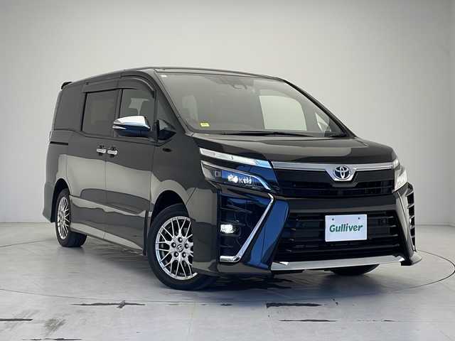 トヨタ ヴォクシー ハイブリッド ZS 煌Ⅲ 沖縄県 2021(令3)年 4.5万km イナズマスパーキングブラックガラスフレーク 純正９インチナビ(NSZT-Y68T)/(フルセグ　ＤＶＤ　Ｂｌｕｅｔｏｏｔｈ)/ビルトインＥＴＣ/前後ドライブレコーダー/ＴＳＳ　/ステアスイッチ　/両側パワースライドドア　/ハーフレザーシート /シートヒーター　/USBポート/ハーフレザー　/ウィンカーミラー　/ＬＥＤヘッドライト