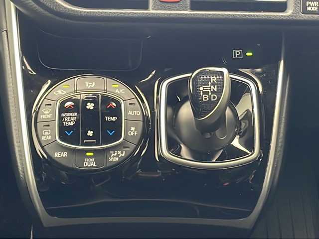 トヨタ ヴォクシー ハイブリッド ZS 煌Ⅲ 沖縄県 2021(令3)年 4.5万km イナズマスパーキングブラックガラスフレーク 純正９インチナビ(NSZT-Y68T)/(フルセグ　ＤＶＤ　Ｂｌｕｅｔｏｏｔｈ)/ビルトインＥＴＣ/前後ドライブレコーダー/ＴＳＳ　/ステアスイッチ　/両側パワースライドドア　/ハーフレザーシート /シートヒーター　/USBポート/ハーフレザー　/ウィンカーミラー　/ＬＥＤヘッドライト