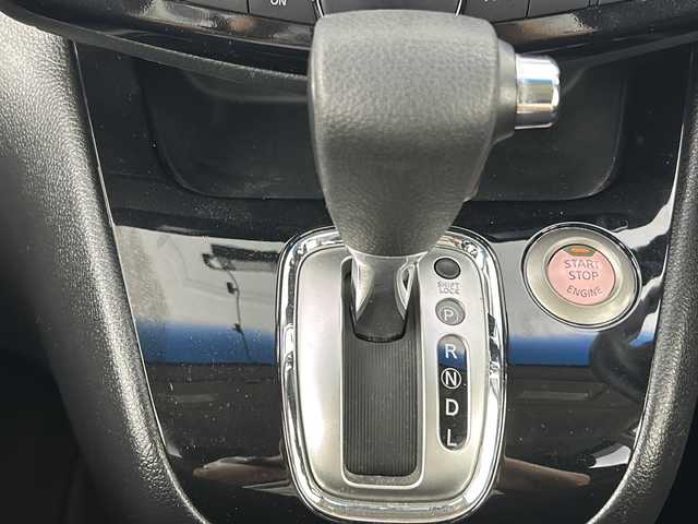 日産 セレナ HWS S HV Vエアロ+Sefty Aセーフ 愛知県 2015(平27)年 4.1万km ブリリアントホワイトパール 禁煙車/純正8インチナビ/（CD/DVD/Bluetooth/フルセグTV/SD)/全方位カメラ/フリップダウンモニター/衝突軽減ブレーキ/レーンキープアシスト/クリアランスソナー/ETC/前後ドライブレコーダー/両側パワースライドドア/スマートキー/プッシュスタート/アイドリングストップ/横滑り防止装置/純正アルミホイール