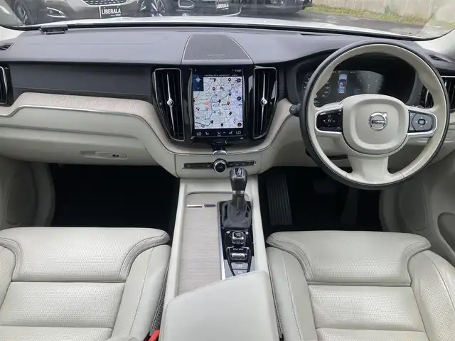 ボルボ ＸＣ６０ D4 AWD インスクリプション 熊本県 2020(令2)年 4.7万km クリスタルホワイトP 純正ナビ（Bluetooth、USB、AppleCarPlay、地デジ）/360°カメラ/HUD/革シート/パワーシート/ベンチレーション/シートヒーター/コーナーセンサー/パワーバックドア/純正19インチアルミホイール/LEDヘッドライト