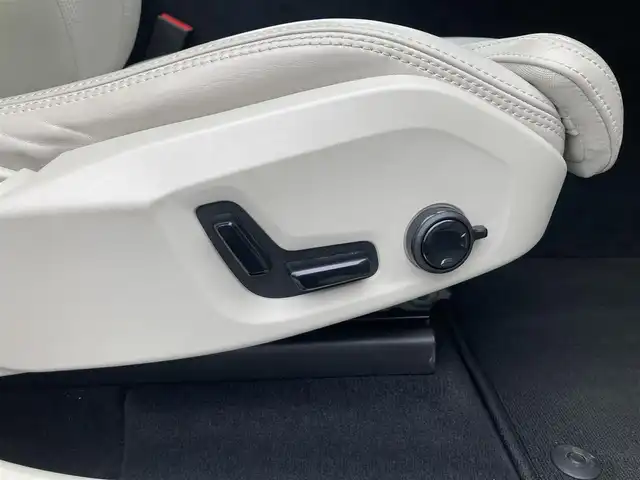 ボルボ ＸＣ６０ D4 AWD インスクリプション 熊本県 2020(令2)年 4.7万km クリスタルホワイトP 純正ナビ（Bluetooth、USB、AppleCarPlay、地デジ）/360°カメラ/HUD/革シート/パワーシート/ベンチレーション/シートヒーター/コーナーセンサー/パワーバックドア/純正19インチアルミホイール/LEDヘッドライト