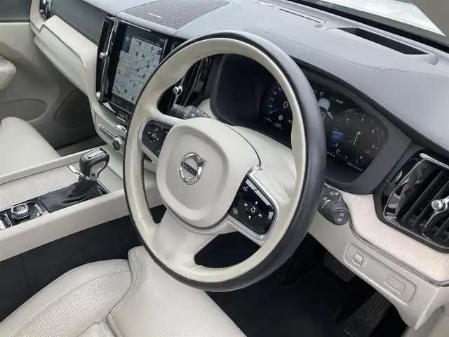 ボルボ ＸＣ６０ D4 AWD インスクリプション 熊本県 2020(令2)年 4.7万km クリスタルホワイトP 純正ナビ（Bluetooth、USB、AppleCarPlay、地デジ）/360°カメラ/HUD/革シート/パワーシート/ベンチレーション/シートヒーター/コーナーセンサー/パワーバックドア/純正19インチアルミホイール/LEDヘッドライト
