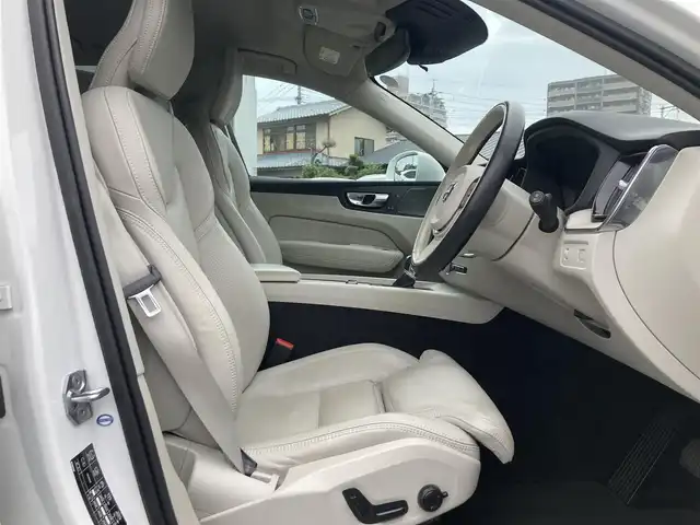 ボルボ ＸＣ６０ D4 AWD インスクリプション 熊本県 2020(令2)年 4.7万km クリスタルホワイトP 純正ナビ（Bluetooth、USB、AppleCarPlay、地デジ）/360°カメラ/HUD/革シート/パワーシート/ベンチレーション/シートヒーター/コーナーセンサー/パワーバックドア/純正19インチアルミホイール/LEDヘッドライト