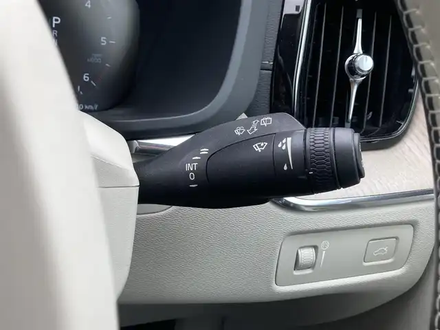 ボルボ ＸＣ６０ D4 AWD インスクリプション 熊本県 2020(令2)年 4.7万km クリスタルホワイトP 純正ナビ（Bluetooth、USB、AppleCarPlay、地デジ）/360°カメラ/HUD/革シート/パワーシート/ベンチレーション/シートヒーター/コーナーセンサー/パワーバックドア/純正19インチアルミホイール/LEDヘッドライト