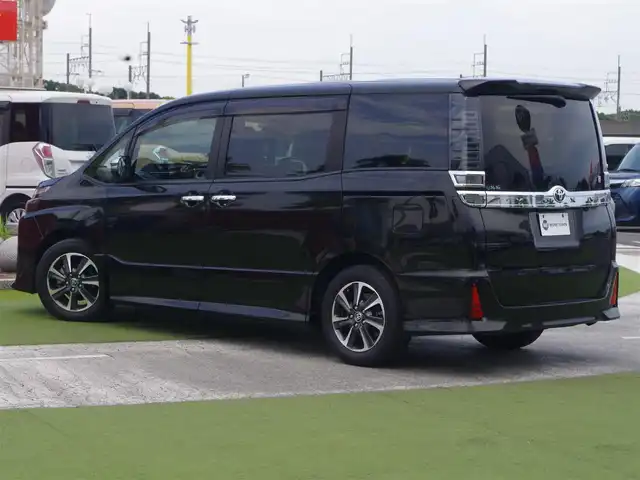 トヨタ ヴォクシー ZS 煌Ⅱ 千葉県 2020(令2)年 5.4万km イナズマスパーキングブラックガラスフレーク ワンオーナー/Toyota Safety Sense/・プリクラッシュセーフティ/・レーンディパーチャーアラート/・オートハイビーム/クルーズコントロール/両側パワースライドドア/純正SDナビ/地デジTV/【DVD/CD再生機能　Bluetooth接続】/バックカメラ/フリップダウンモニター（V12T-R68C）/革巻きステアリング/ETC（2.0）/LEDヘッドライト/フォグライト/ウインカーミラー/クリアランスソナー/純正16インチアルミホイル/スマートキー