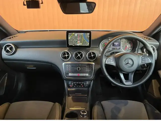 メルセデス・ベンツ Ａ１８０ AMG スタイル 愛知県 2018(平30)年 1.8万km カルサイトホワイト 純正ナビ /フルセグTV /バックカメラ /CD/DVD再生/Bluetooth/AppleCarPlay/USB/レーダーセーフティパッケージ /ACC /ブラインドスポット /レーンキープ/キーレスゴー /黒半革 /シートヒーター /純正18インチアルミホイール/LEDヘッドライト