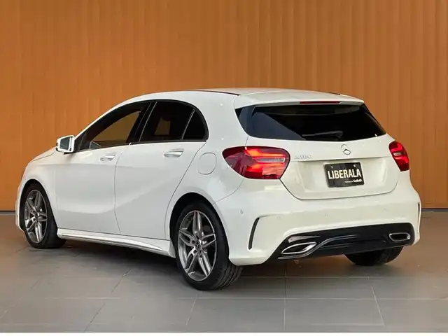 メルセデス・ベンツ Ａ１８０ AMG スタイル 愛知県 2018(平30)年 1.8万km カルサイトホワイト 純正ナビ /フルセグTV /バックカメラ /CD/DVD再生/Bluetooth/AppleCarPlay/USB/レーダーセーフティパッケージ /ACC /ブラインドスポット /レーンキープ/キーレスゴー /黒半革 /シートヒーター /純正18インチアルミホイール/LEDヘッドライト