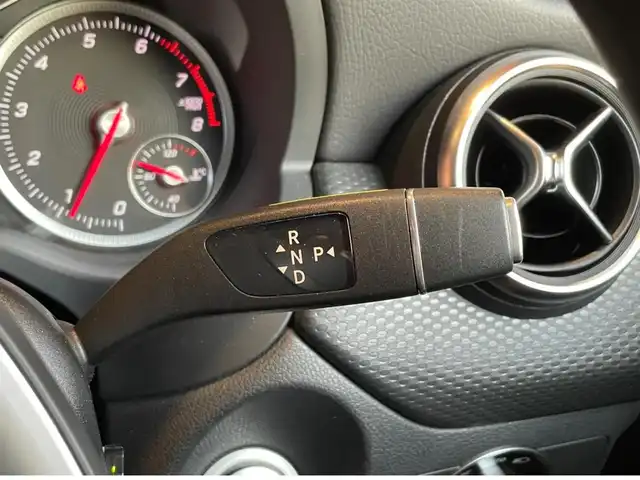 メルセデス・ベンツ Ａ１８０ AMG スタイル 愛知県 2018(平30)年 1.8万km カルサイトホワイト 純正ナビ /フルセグTV /バックカメラ /CD/DVD再生/Bluetooth/AppleCarPlay/USB/レーダーセーフティパッケージ /ACC /ブラインドスポット /レーンキープ/キーレスゴー /黒半革 /シートヒーター /純正18インチアルミホイール/LEDヘッドライト