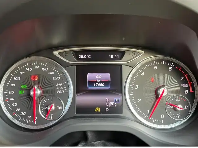 メルセデス・ベンツ Ａ１８０ AMG スタイル 愛知県 2018(平30)年 1.8万km カルサイトホワイト 純正ナビ /フルセグTV /バックカメラ /CD/DVD再生/Bluetooth/AppleCarPlay/USB/レーダーセーフティパッケージ /ACC /ブラインドスポット /レーンキープ/キーレスゴー /黒半革 /シートヒーター /純正18インチアルミホイール/LEDヘッドライト