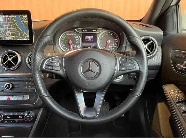 メルセデス・ベンツ Ａ１８０ AMG スタイル 愛知県 2018(平30)年 1.8万km カルサイトホワイト 純正ナビ /フルセグTV /バックカメラ /CD/DVD再生/Bluetooth/AppleCarPlay/USB/レーダーセーフティパッケージ /ACC /ブラインドスポット /レーンキープ/キーレスゴー /黒半革 /シートヒーター /純正18インチアルミホイール/LEDヘッドライト