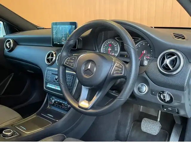 メルセデス・ベンツ Ａ１８０ AMG スタイル 愛知県 2018(平30)年 1.8万km カルサイトホワイト 純正ナビ /フルセグTV /バックカメラ /CD/DVD再生/Bluetooth/AppleCarPlay/USB/レーダーセーフティパッケージ /ACC /ブラインドスポット /レーンキープ/キーレスゴー /黒半革 /シートヒーター /純正18インチアルミホイール/LEDヘッドライト