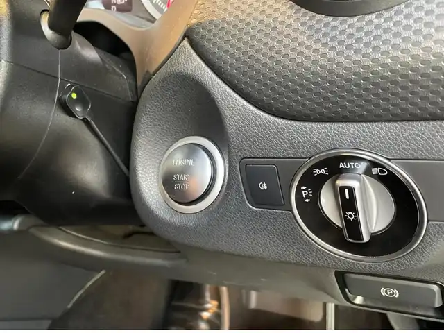 メルセデス・ベンツ Ａ１８０ AMG スタイル 愛知県 2018(平30)年 1.8万km カルサイトホワイト 純正ナビ /フルセグTV /バックカメラ /CD/DVD再生/Bluetooth/AppleCarPlay/USB/レーダーセーフティパッケージ /ACC /ブラインドスポット /レーンキープ/キーレスゴー /黒半革 /シートヒーター /純正18インチアルミホイール/LEDヘッドライト