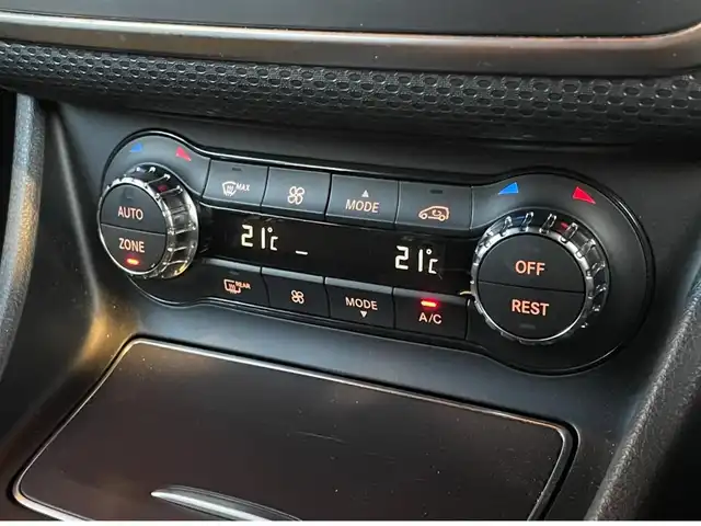 メルセデス・ベンツ Ａ１８０ AMG スタイル 愛知県 2018(平30)年 1.8万km カルサイトホワイト 純正ナビ /フルセグTV /バックカメラ /CD/DVD再生/Bluetooth/AppleCarPlay/USB/レーダーセーフティパッケージ /ACC /ブラインドスポット /レーンキープ/キーレスゴー /黒半革 /シートヒーター /純正18インチアルミホイール/LEDヘッドライト