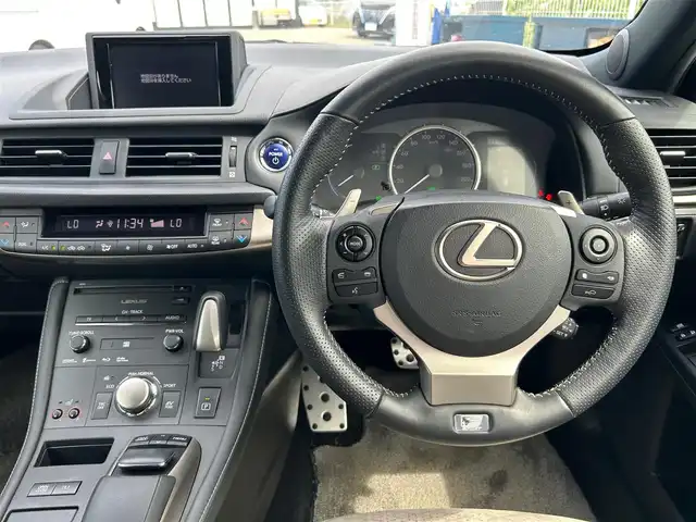 レクサス ＣＴ 200h Fスポーツ 大阪府 2015(平27)年 5.9万km ホワイトノーヴァガラスフレーク 純正ナビ　/   フルセグTV/CD/DVD/USB　/バックモニター　/衝突軽減ブレーキ　/前席シートヒーター　/前席パワーシート　/レーダークルーズコントロール/レーンキープアシスト/アイドリングストップ　/前方ドライブレコーダー/純正17インチアルミホイール　/プッシュスタート　/スマートキー　/ＥＴＣ　/ＬＥＤ