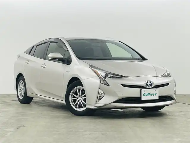 トヨタ プリウス S 福島県 2016(平28)年 13.5万km スティールブロンドM 横滑り防止装置/純正7インチナビ/・型番：NSZT-W66T/・フルセグTV/BT/SD/AM/FM/CD/・ETC2.0/・バックカメラ/プッシュスタート/・スマートキー/LEDヘッドライト/・フォグライト/・オートライト/電動格納ミラー/・ウィンカーミラー/純正フロアマット/純正15インチナビ