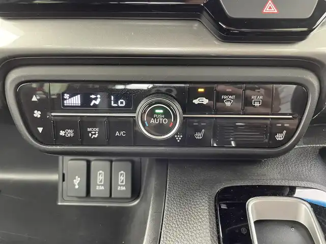 ホンダ Ｎ ＢＯＸ カスタム L スタイル+ブラック 富山県 2022(令4)年 2.1万km プラチナホワイトパール 純正8型ナビ(AM/FM/CD/DVD/BT/HDMI)/フルセグTV/バックカメラ/両側パワースライドドア/衝突被害軽減ブレーキ/レーダークルーズコントロール/レーンキープアシスト/コーナーセンサー/前席シートヒーター/純正前後ドライブレコーダー/ETC/電動パーキングブレーキ/オートブレーキホールド/LEDヘッドライト/オートライト/フォグランプ/プッシュスタート/スマートキー/スペアキー/横滑り防止装置/純正フロアマット/保証書/取扱説明書