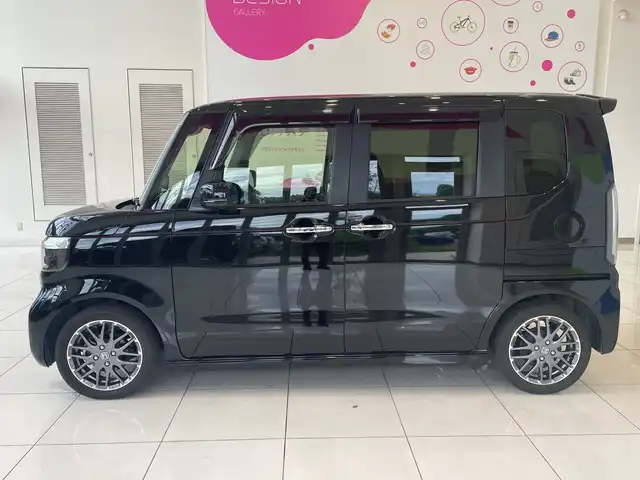 ホンダ Ｎ ＢＯＸ カスタム ターボ 埼玉県 2023(令5)年 0.8万km クリスタルブラックパール ホンダセンシング /純正メモリナビ /　　CD/DVD/BT/フルセグ/バックカメラ/両側パワースライドドア /レーダークルーズコントロール /LEDオートライト /ハーフレザーシート /シートヒーター /純正15インチアルミホイール/パドルシフト/ステアリングスイッチ/電子パーキング/純正ETC