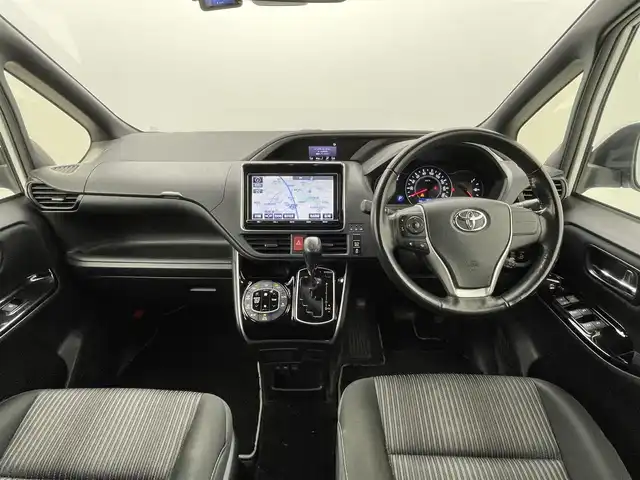 トヨタ ヴォクシー ZS 煌 熊本県 2018(平30)年 7.7万km ホワイトパールクリスタルシャイン 純正ナビNSZT-Y66T（ＣＤ・ＤＶＤ・フルセグ・ＳＤ・HDMI）/バックカメラ　/純正フリップダウンモニター　/社外前後ドライブレコーダー　/ビルトインＥＴＣ　/クルーズコントロール　/衝突軽減ブレーキ　/レーンキープアシスト/横滑り防止　/アイドリングストップ/純正フロアマット/純正16インチAW/オートライト/LEDヘッドライト/オートマチックハイビーム/フォグランプ/スマートキー/プッシュスタート/スペアキー1本/保証書/取扱説明書